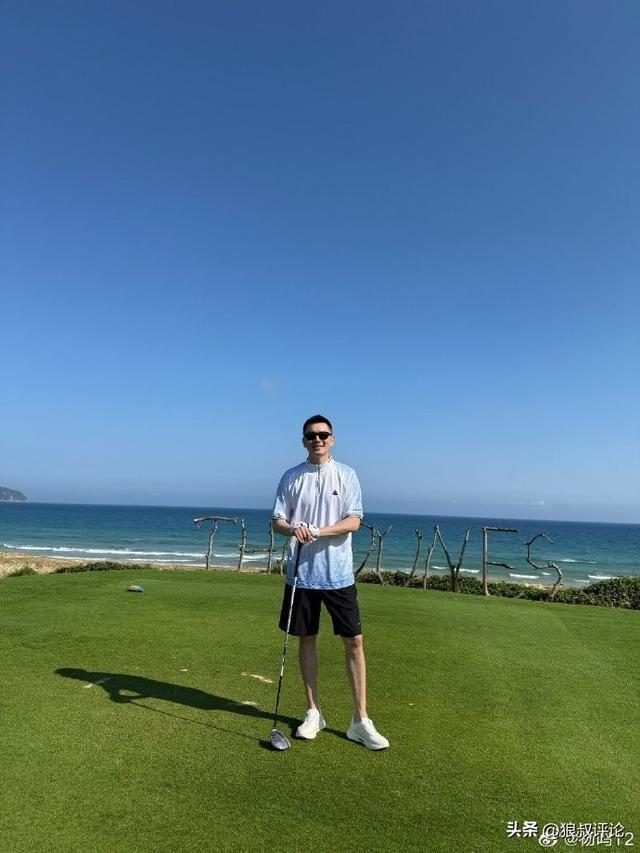 蜘蛛直播app下载-状态真好！前辽宁主帅杨鸣社媒晒休假动态 海边打高尔夫球引热议